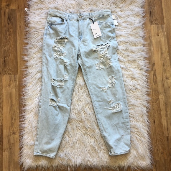 These are not your “Boyfriend” Jeans 😜 - Picture 2 of 5